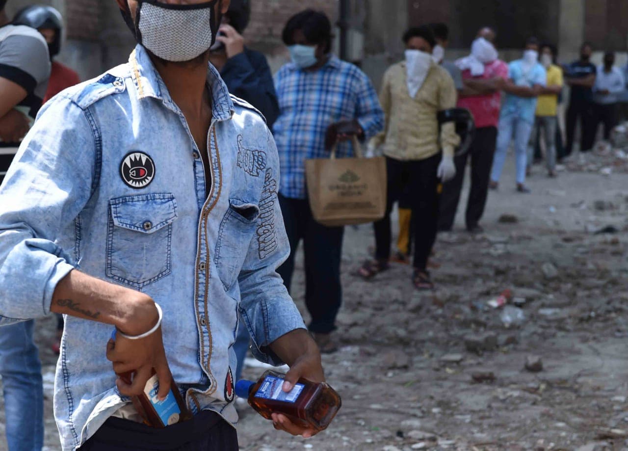 Delhi liquor Rate : दिल्ली में आज से मिलेगी सस्ती शराब, सरकार ने हटाया कोरोना टैक्स