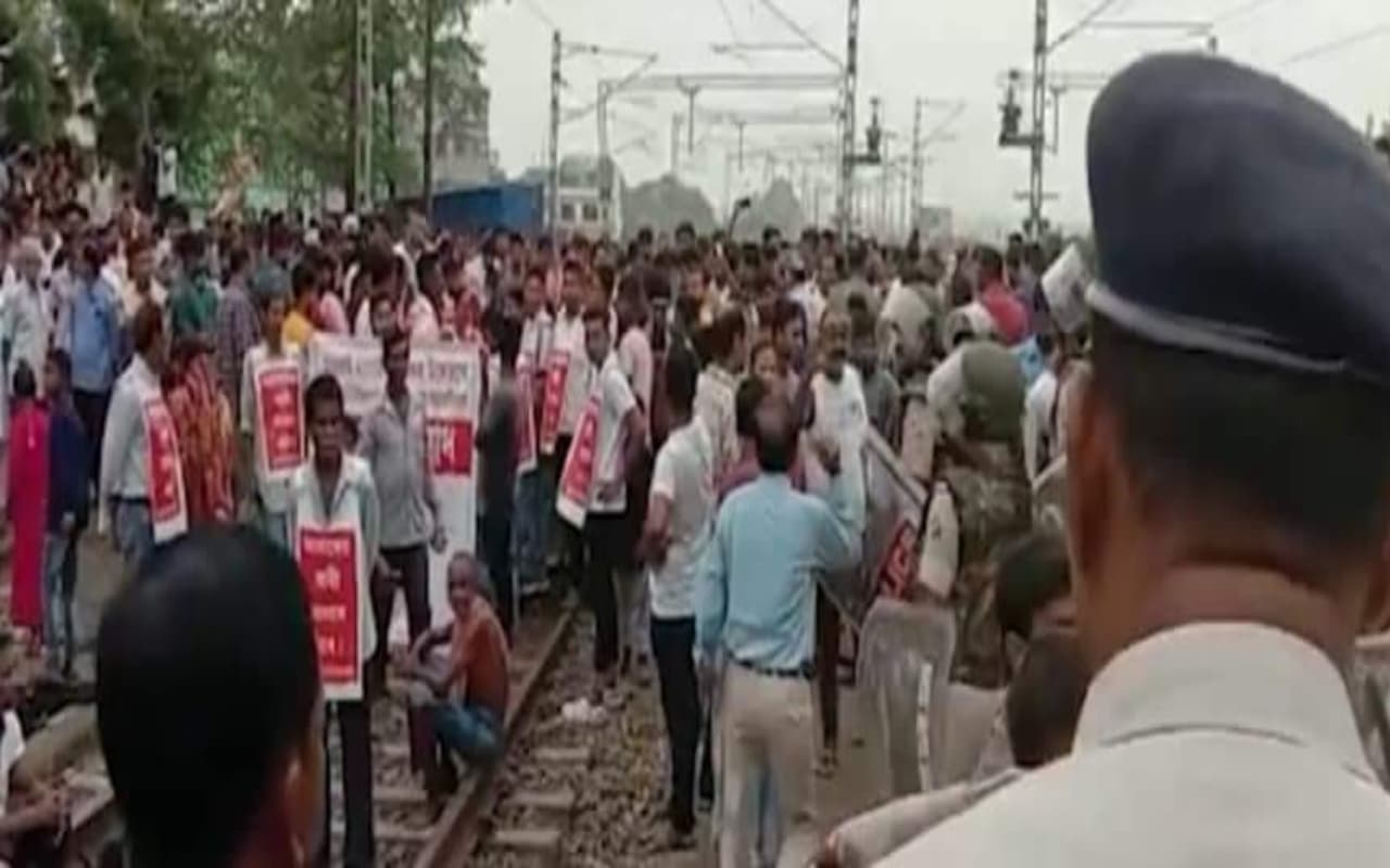 बीरभूम में ट्रेन स्टॉपेज की मांग को लेकर भारी संख्या में लोगों ने किया रेल लाइन जाम, कई ट्रेनें रुकी