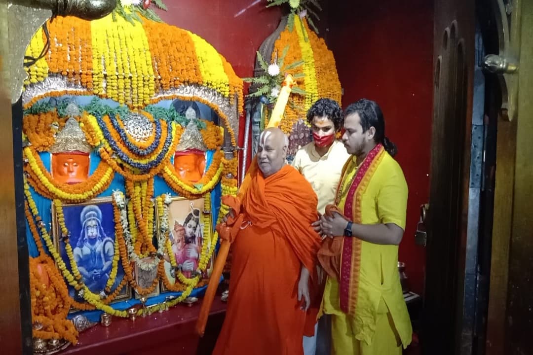 पटना पहुंचे जगद्गुरु रामभद्राचार्य, महावीर मन्दिर में की युग्म हनुमानजी की पूजा-अर्चना