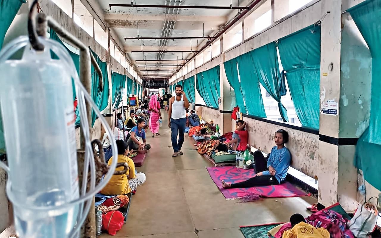 झारखंड का सबसे बड़ा अस्पताल खुद बीमार, 40 गंभीर मरीजों का फर्श पर चल रहा इलाज, देखें PHOTOS