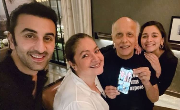 आलिया भट्ट ने ब्वॉयफ्रेंड रणबीर कपूर संग मनाया पापा महेश भट्ट का बर्थडे, PHOTOS वायरल