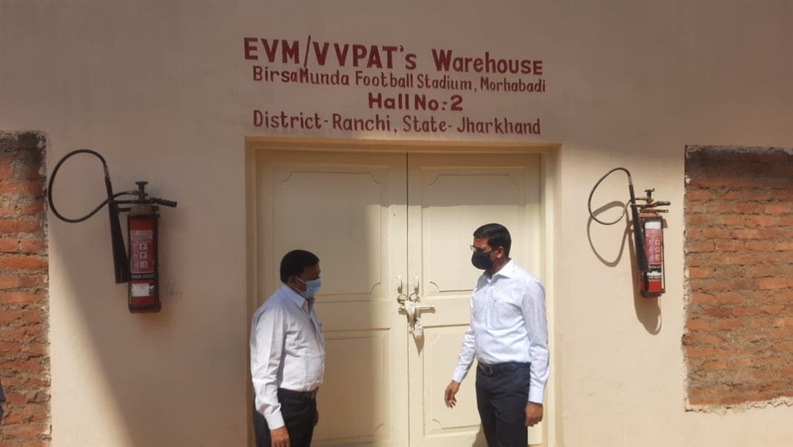 Jharkhand News : ईवीएम वेयर हाउस का निरीक्षण करने मोरहाबादी पहुंचे रांची के उपायुक्त, अधिकारियों को दिया ये निर्देश
