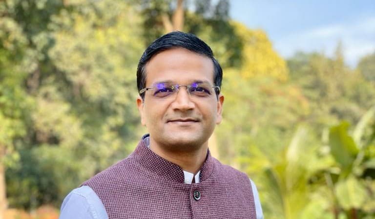 रांची के पूर्व डीसी छवि रंजन समेत इन दो व्यापारियों को ईडी का नोटिस, जानें कब कौन होंगे हाजिर रांची के पूर्व डीसी छवि रंजन समेत इन दो व्यापारियों को ईडी का नोटिस, जानें कब कौन होंगे हाजिर