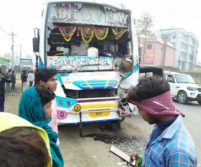 दो बसों और तेल टैंकर में हुई टक्कर, एक दर्जन यात्री घायल