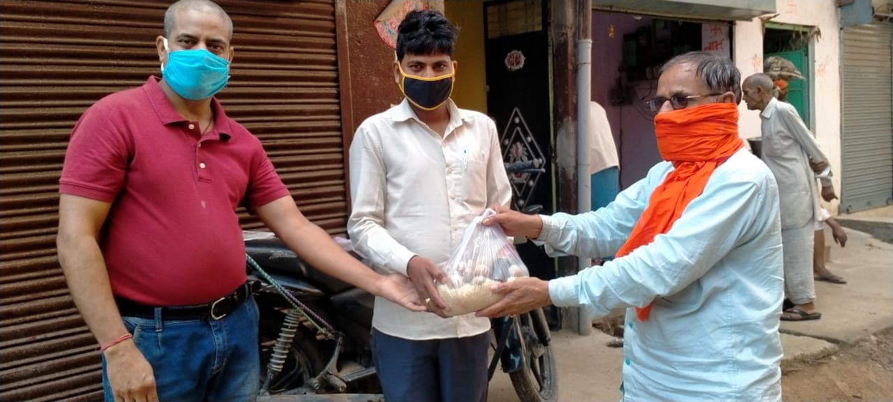 राष्ट्रकवि रामधारी सिंह दिनकर की पुण्यतिथि पर खाद्य सामग्री का वितरण