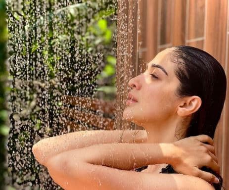 Dhoni की एक्स गर्लफ्रेंड Raai Laxmi ने ब्लैक बिकिनी में बढ़ाया इंटरनेट का पारा, सोशल मीडिया पर तसवीरें वायरल