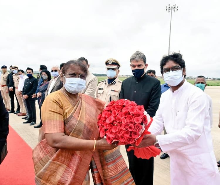 झारखंड की राज्यपाल द्रौपदी मुर्मू ओडिशा के पैतृक गांव के लिए हुईं रवाना, CM हेमंत सोरेन ने किया विदा