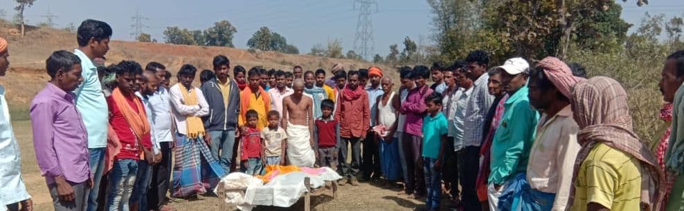 Uttarakhand Glacier Burst : उत्तराखंड के चमोली हादसे में लापता रामगढ़ के मजदूर मदन की हुई अंत्येष्टि, चमोली की मिट्टी से बनी मदन की मूर्ति का परिजनों ने किया अंतिम संस्कार, रो पड़े ग्रामीण