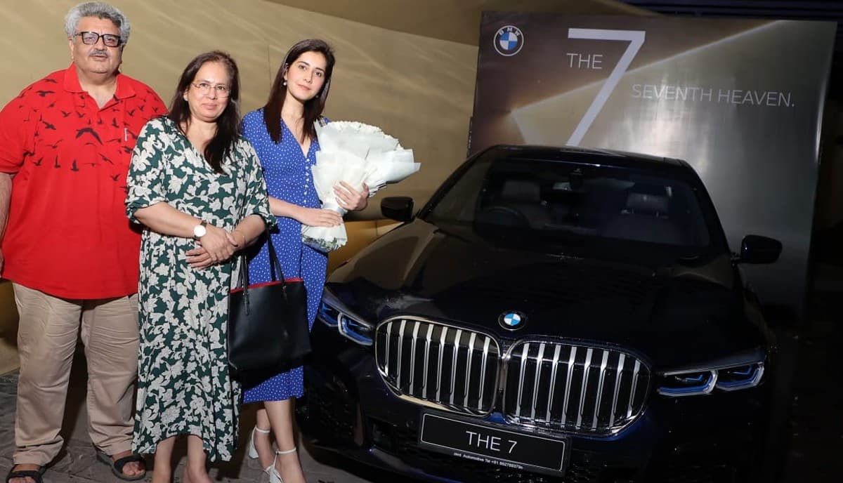 Mother's Day के मौके पर राशि खन्ना ने मां को किया सरप्राइज, गिफ्ट में दी BMW 7 सीरीज की लग्जरी कार