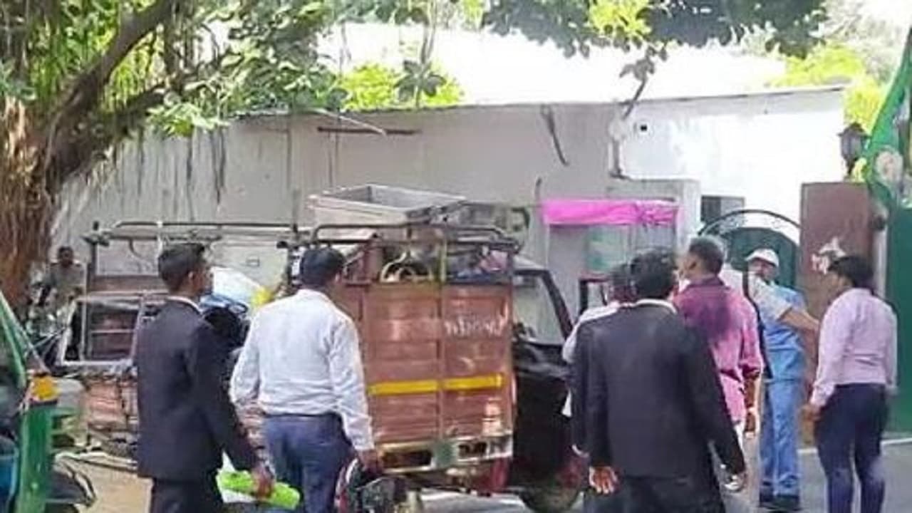 राबड़ी देवी के आवास पर विधायकों के जश्न की तैयारी शुरू, मिठाई और सामान के साथ पहुंचें कारीगर और हलवाई