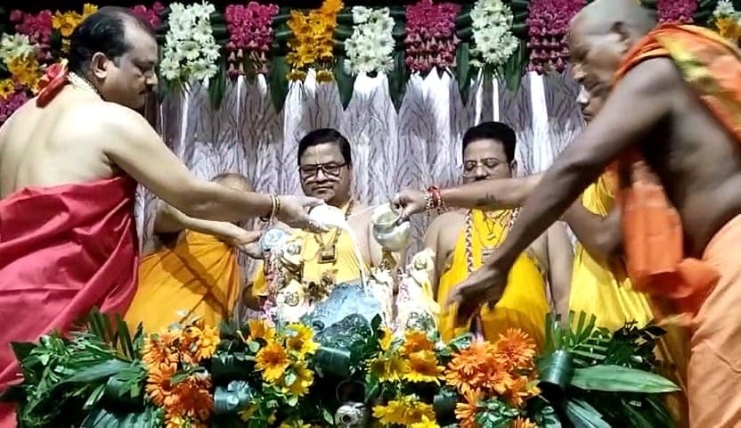 Shri Krishna Janmashtami: श्रीकृष्ण जन्मभूमि मथुरा में लड्डू गोपाल का अभिषेक, देखें फोटों