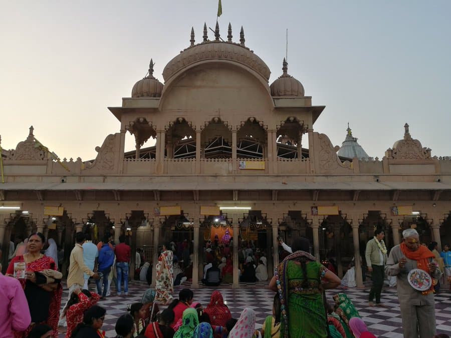 Raksha Bandhan: तमिलनाडु के भक्त ने बरसाने की राधा रानी को बनाया अपनी बहन, उपहार में दिए लाखों के आभूषण