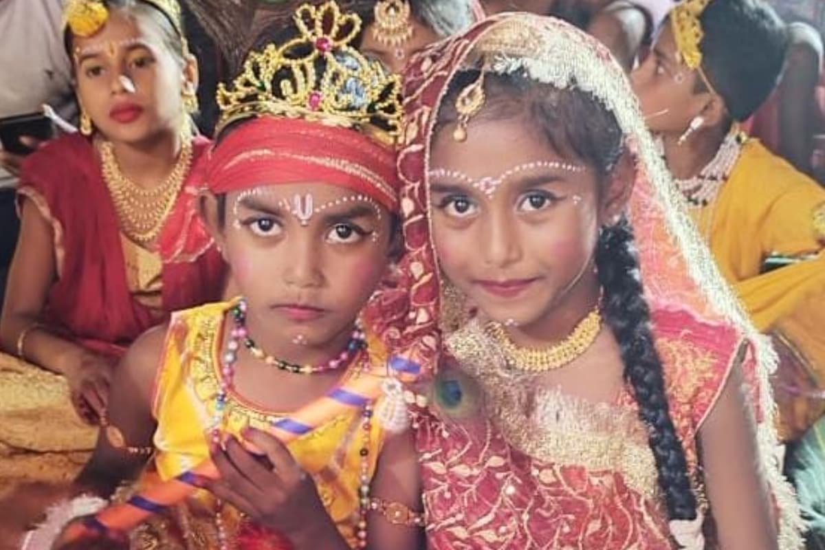 PHOTOS: श्रीकृष्ण की कथा में झूमी सुकुरहुट्टू शबरी बस्ती, बाल रूप में मन मोह रहे थे राधाकृष्ण