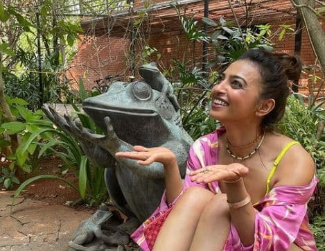 सिर्फ शर्ट पहने नजर आई राधिका आप्टे तो यूजर्स ने कर दिया ट्रोल, कमेंट में लिखा- ‘पैंट कहां है?’