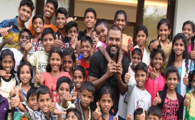 अक्षय कुमार की फिल्म 'लक्ष्मी बॉम्ब' के डायरेक्टर राघव लॉरेंस के अनाथालय में 18 बच्चे मिले कोरोना पॉजिटिव