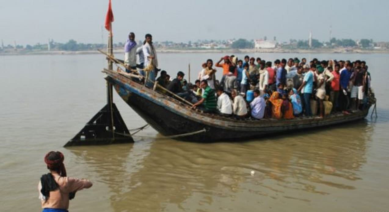 बिहार: मानसून के बाद गंगा का बढ़ा जलस्तर, राघोपुर दियारा के लोग जान जोखिम में डालने को मजबूर, जानें पूरा मामला
