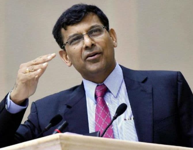 अगले छह महीने में फंसे कर्ज में उल्लेखनीय वृद्धि होने की आशंका: रघुराम राजन