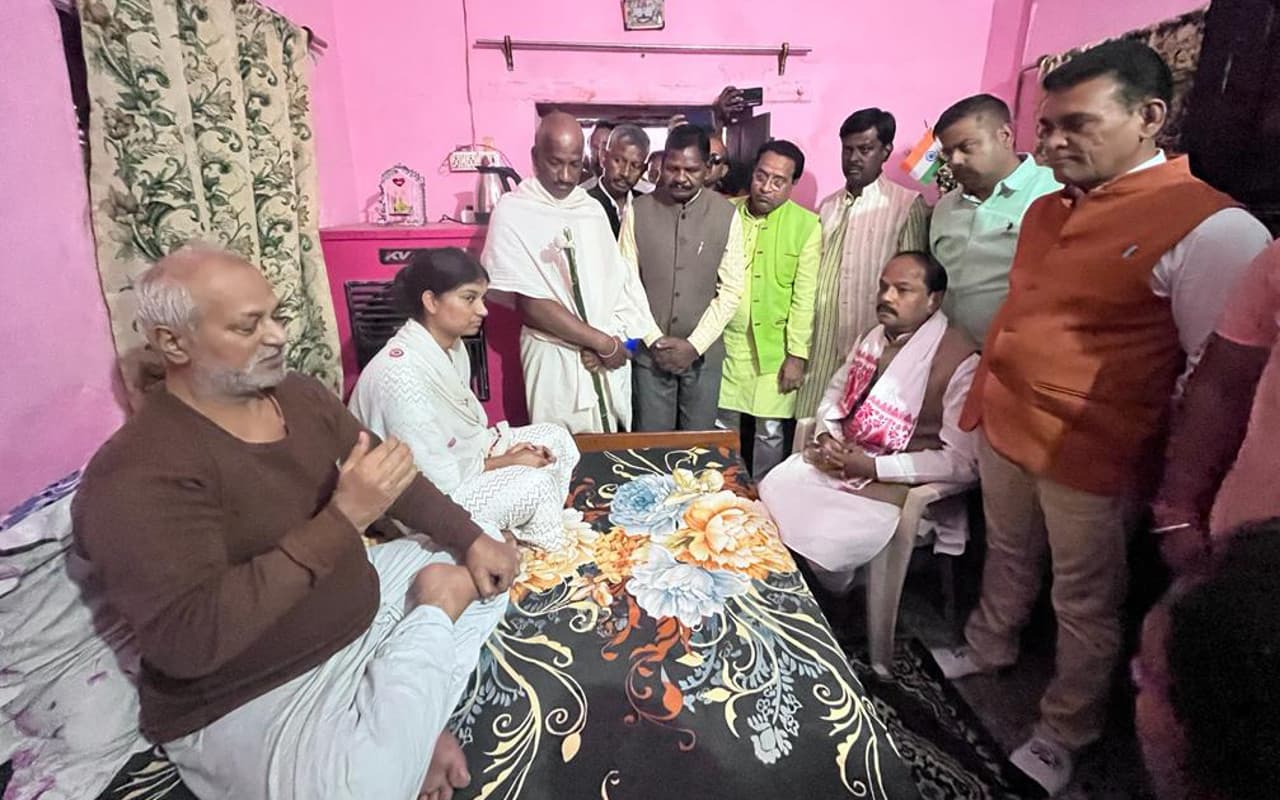 कमलदेव गिरि के परिवार वालों से मिले पूर्व सीएम रघुवर दास, कहा- हेमंत सरकार में नहीं है कोई सुरक्षित