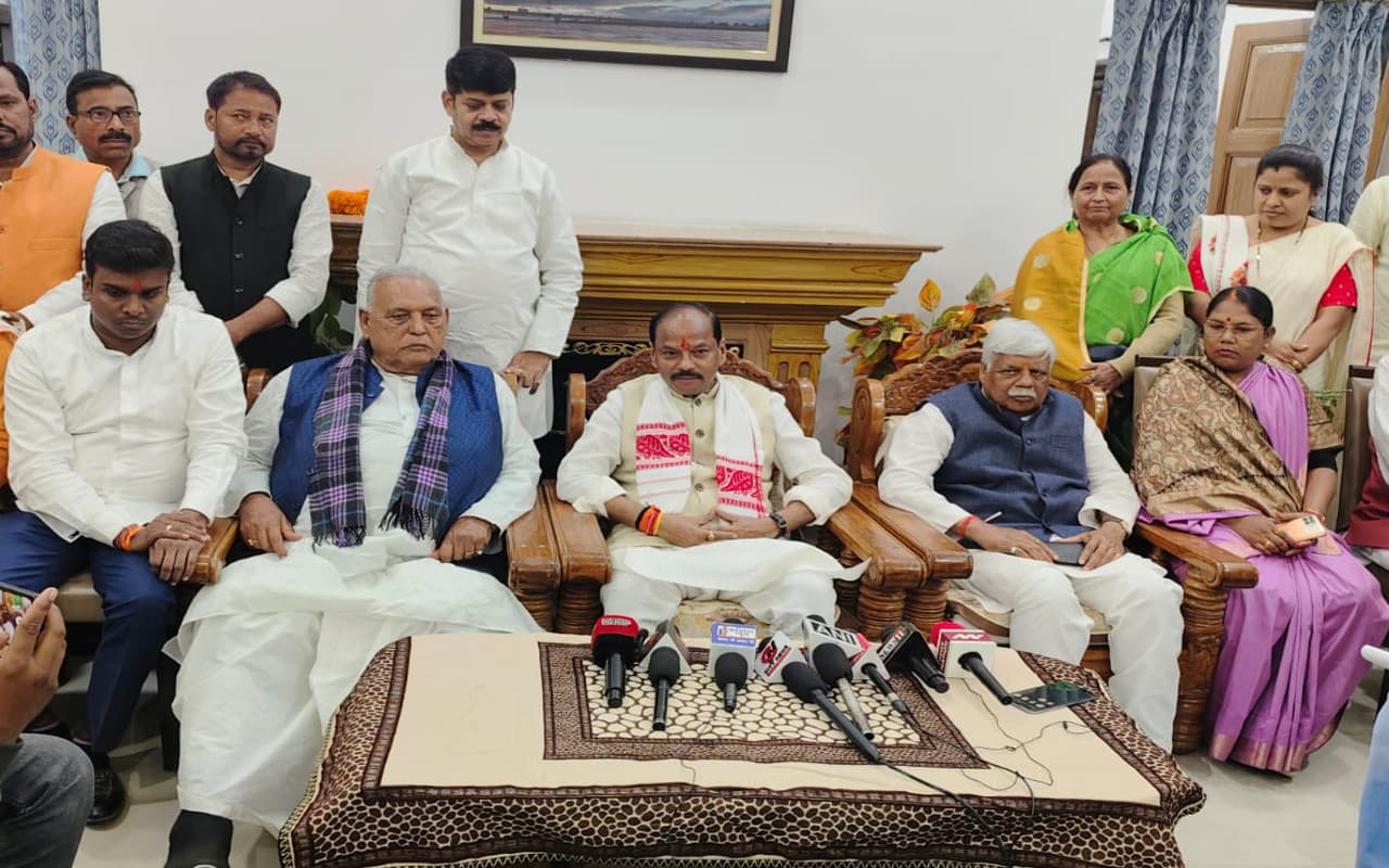 पलामू में पूर्व सीएम रघुवर दास का CM हेमंत पर हमला, कहा- ED को देखकर हो रहा नाटक, सब देख रही जनता