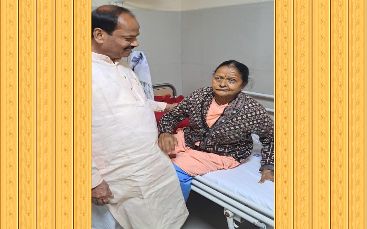 झारखंड : पद्मश्री छुटनी महतो का हाल जानने टीएमएच पहुंचे पूर्व सीएम रघुवर दास, डॉक्टर्स  से की बात