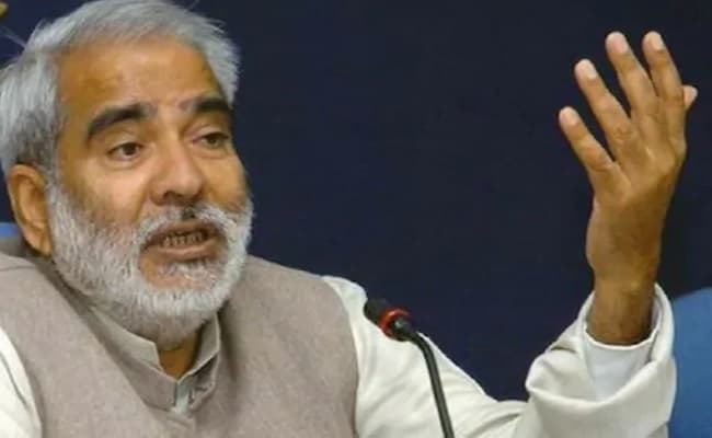 दिल्ली एम्स में इलाज करा रहे रघुवंश से मिले तेजस्वी और सांसद मनोज झा