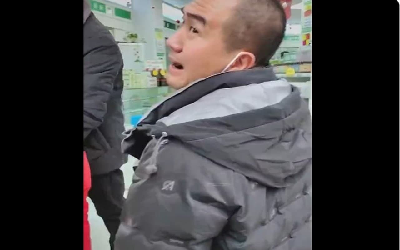 Corona In China: चीन में कोरोना का कहर, दवाई के लिए भीख मांग रहे लोग! देखें सोशल मीडिया पर वायरल वीडियो