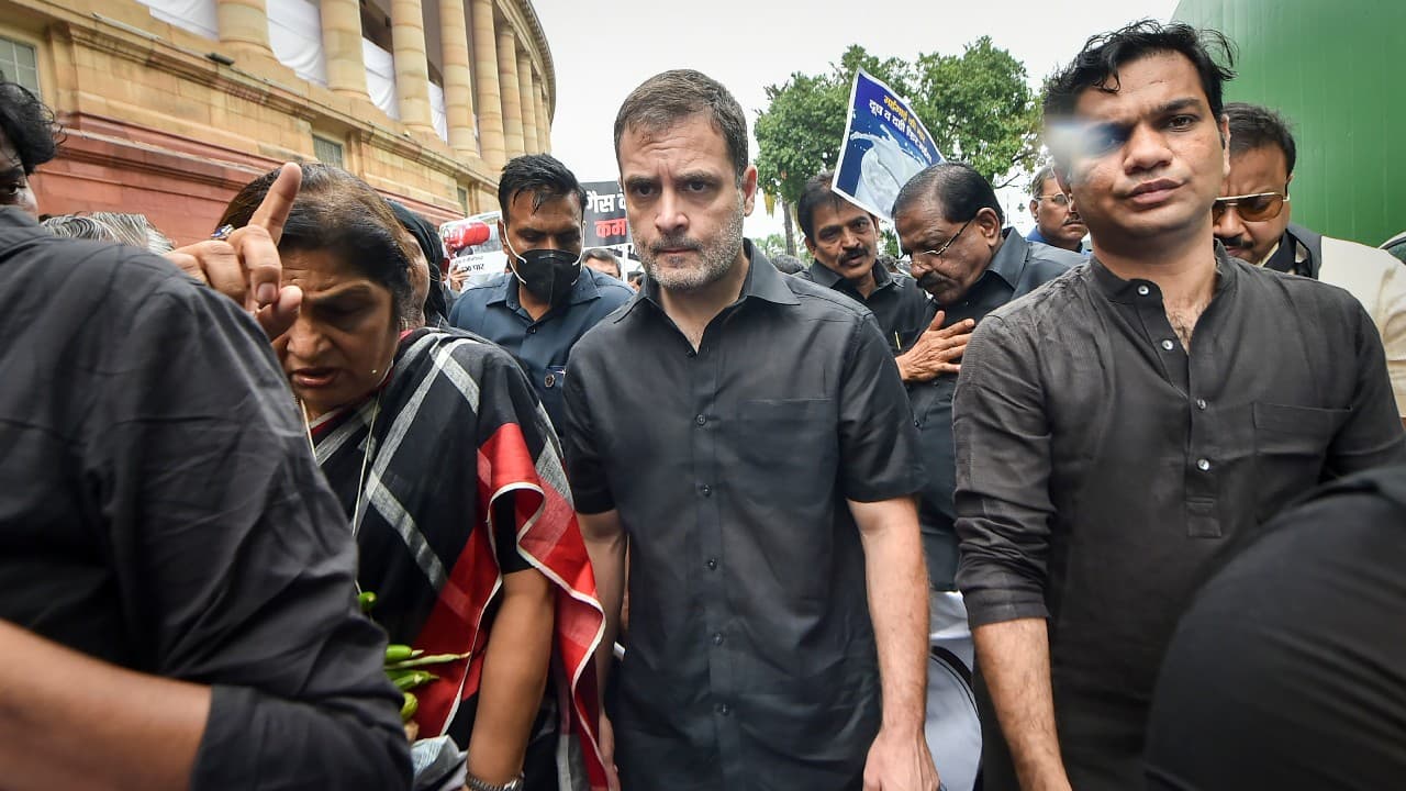 Congress Protest: राहुल-प्रियंका गांधी को 6 घंटे बाद पुलिस हिरासत से छोड़ा गया