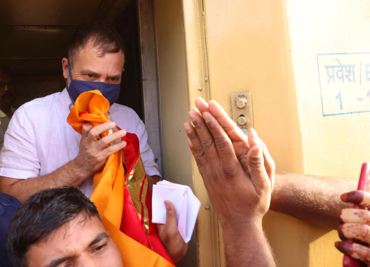 चिंतन शिविर: राहुल गांधी की ट्रेन से यात्रा के क्‍या हैं मायने ? कांग्रेस नेता ने जाना कुलियों का हाल