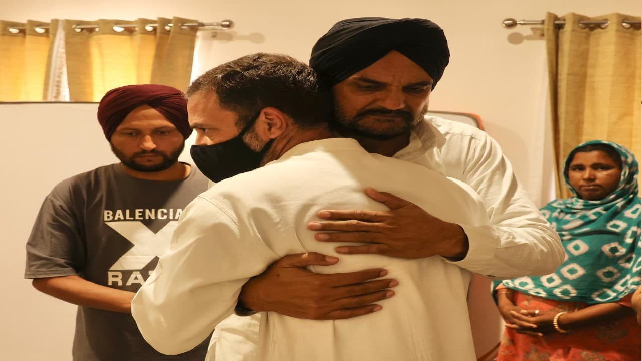 राहुल गांधी ने मूसेवाला के पिता को गले लगाकर दिया सांत्वना, जब घर पहुंचे तो ऐसा था दृश्य, देखें वीडियो