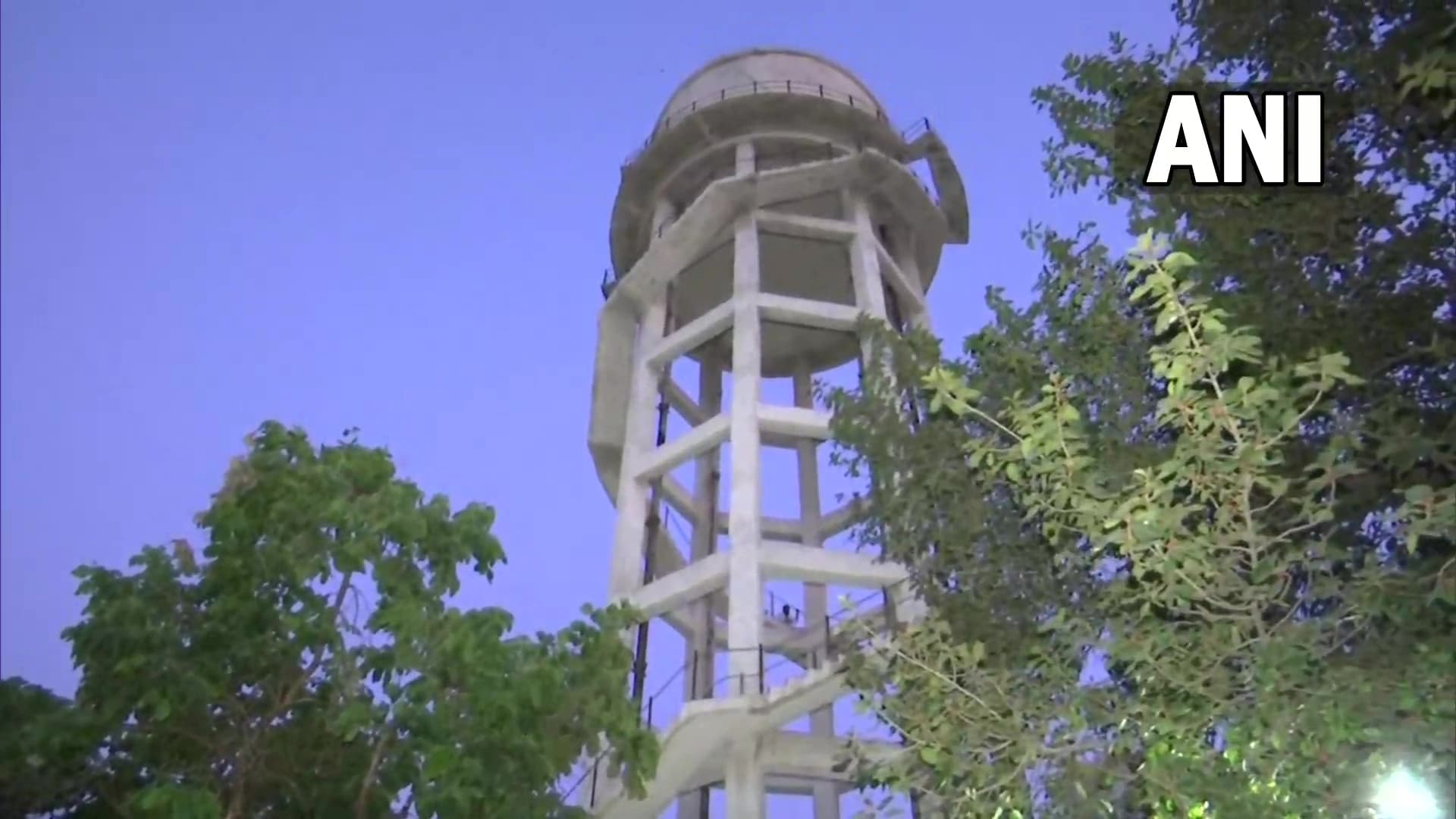 Rahul Gandhi से ED ने की अब तक 28 घंटे पूछताछ, पानी की टंकी पर चढ़े NSUI कार्यकर्ता