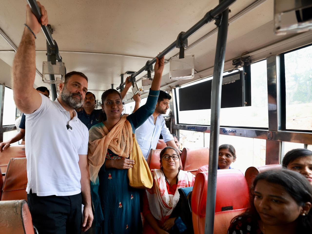 अब राहुल गांधी सवार हुए बस पर, प्रचार का खास तरीका अपना रहे हैं कांग्रेस नेता