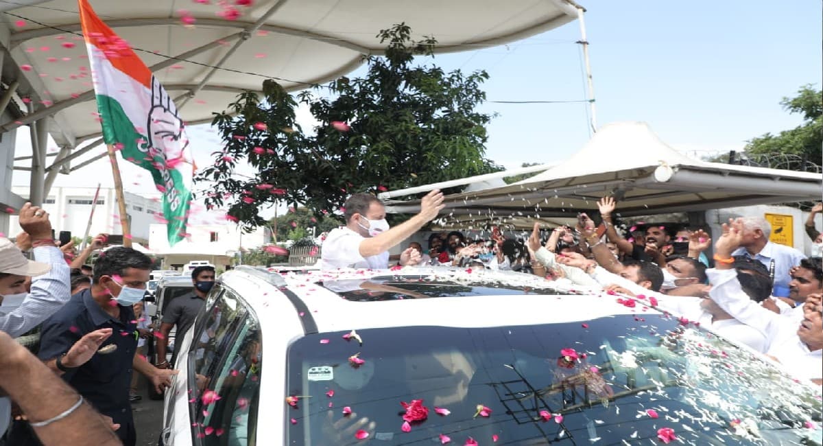 वैष्णों देवी मंदिर में आज माथा टेकेंगे राहुल गांधी, पहुंचते ही कार्यकर्ताओं ने बरसाये फूल, किया जोरदार स्वागत