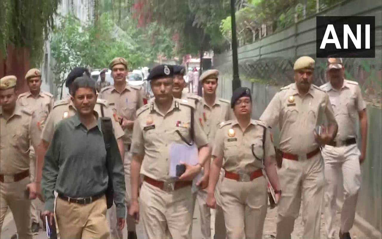 राहुल गांधी के घर पुलिस पहुंचने पर बौखलाई कांग्रेस, कहा- अमित शाह के आदेश के बिना ऐसा होना मुमकिन नहीं