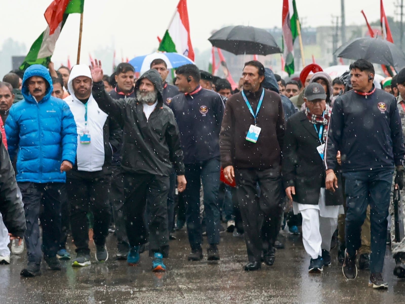Bharat Jodo Yatra Today : जम्मू-कश्मीर पहुंचकर राहुल गांधी को लगी ठंड? अरे नहीं यह जैकेट नहीं रेनकोट है...