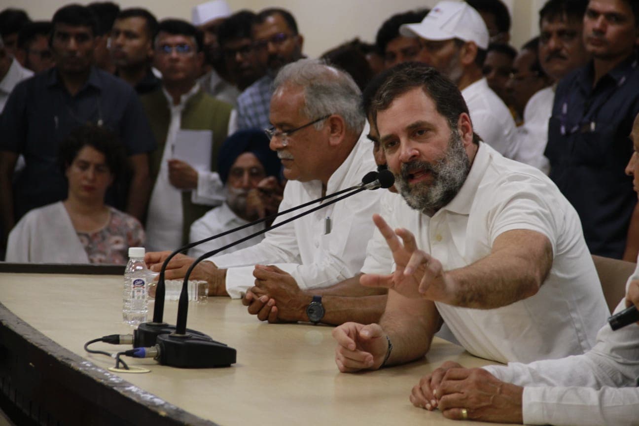 राहुल गांधी की बढ़ सकती है मुश्किलें, सावरकर वाले बयान पर FIR दर्ज करायेंगे पोता रंजीत