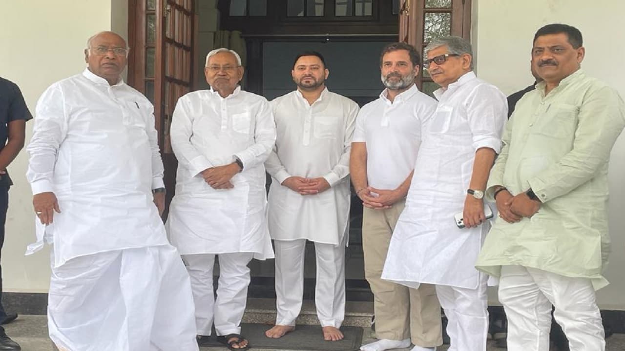 दिल्ली में खरगे और राहुल गांधी से मिले नीतीश-तेजस्वी व ललन सिंह, विपक्षी एकता पर होगा बड़ा फैसला
