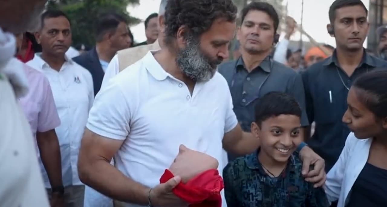PHOTO : राहुल गांधी को इस बच्चे ने दिया गुल्लक, कहा- ‘‘भारत जोड़ो यात्रा'' में इन पैसों का करें इस्तेमाल