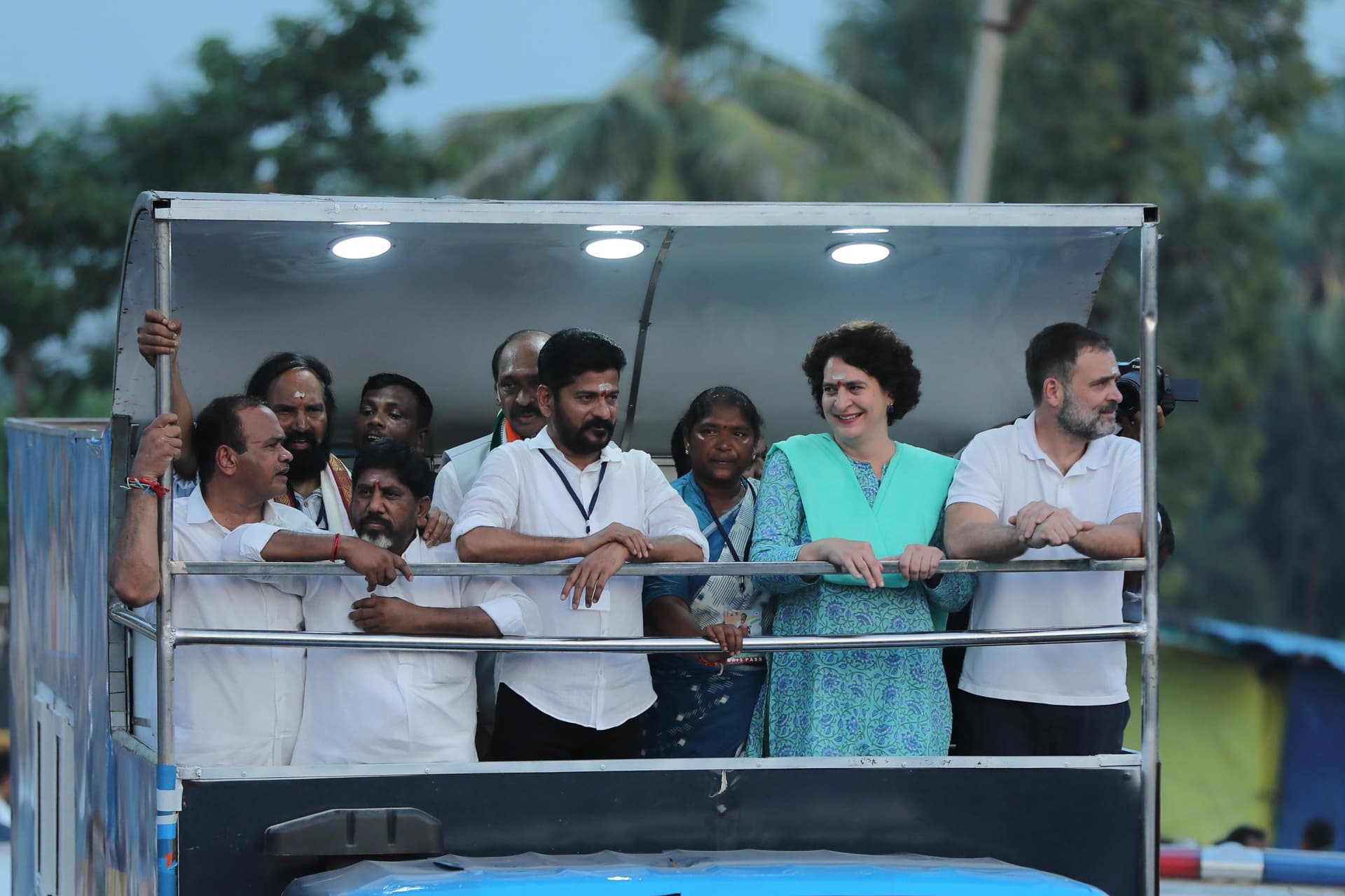 Telangana Polls : तेलंगाना में कांग्रेस का चुनावी शंखनाद! बस यात्रा के साथ राहुल-प्रियंका ने भरी हुंकार