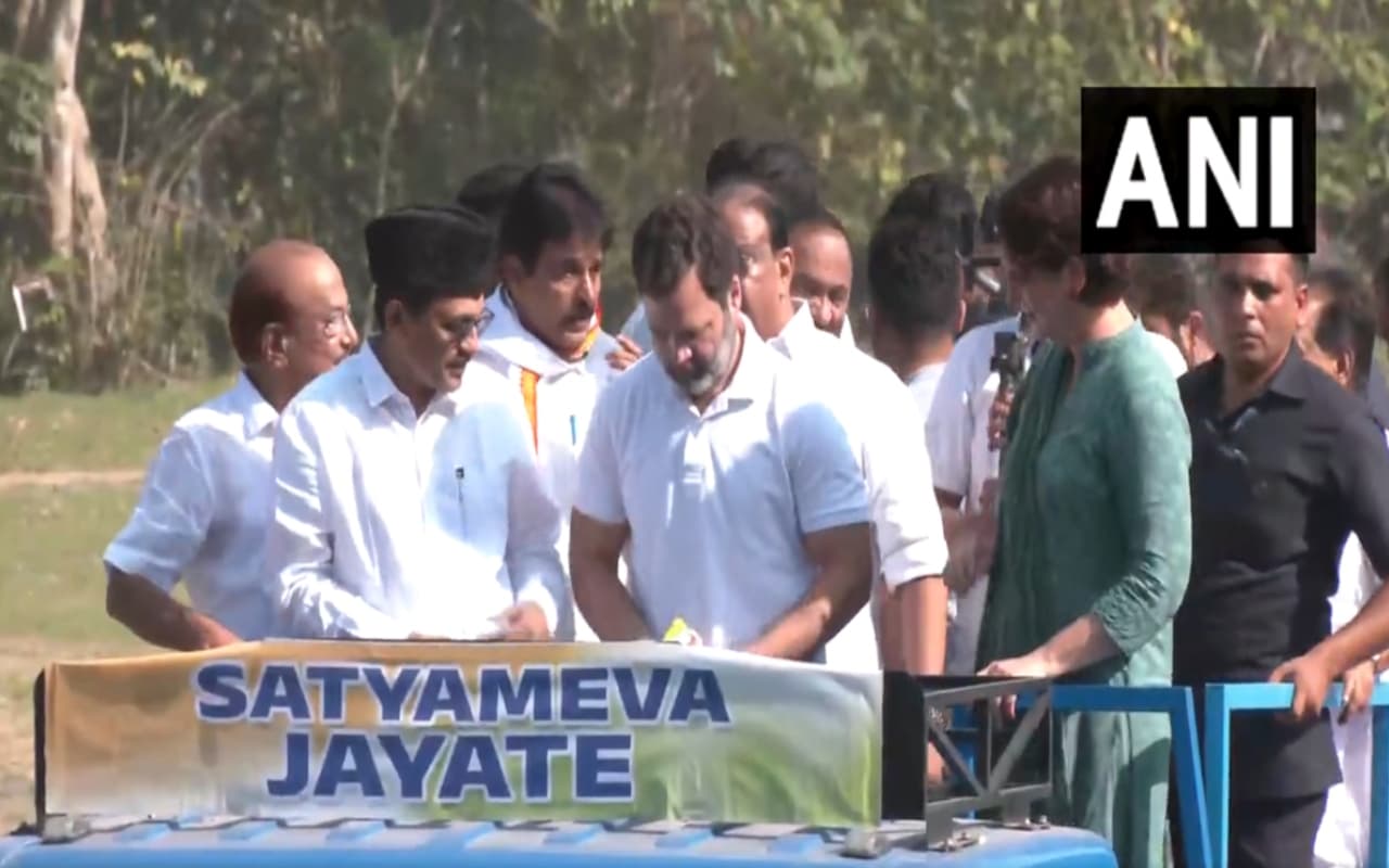 वायनाड में राहुल गांधी ने किया रोड शो, सांसदी जाने के बाद पहला दौरा, प्रियंका गांधी भी साथ