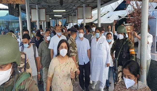 श्रीनगर पहुंचे राहुल गांधी, जम्मू-कश्मीर में कांग्रेस के लिए तैयार करेंगे सियासी जमीं श्रीनगर पहुंचे राहुल गांधी, जम्मू-कश्मीर में कांग्रेस के लिए तैयार करेंगे सियासी जमीं