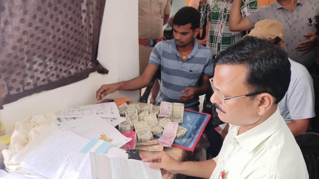 Bihar News: कटिहार के रजिस्ट्रार जय कुमार के ठिकानों पर निगरानी की रेड, पूर्णिया व पटना में भी छापेमारी Bihar News: कटिहार के रजिस्ट्रार जय कुमार के ठिकानों पर निगरानी की रेड, पूर्णिया व पटना में भी छापेमारी