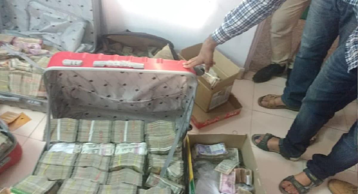 'करोड़पति' निकला हेड कांस्टेबल, छापेमारी में दर्जनों गाड़ियों समेत करोड़ों की संपत्ति का पता चला