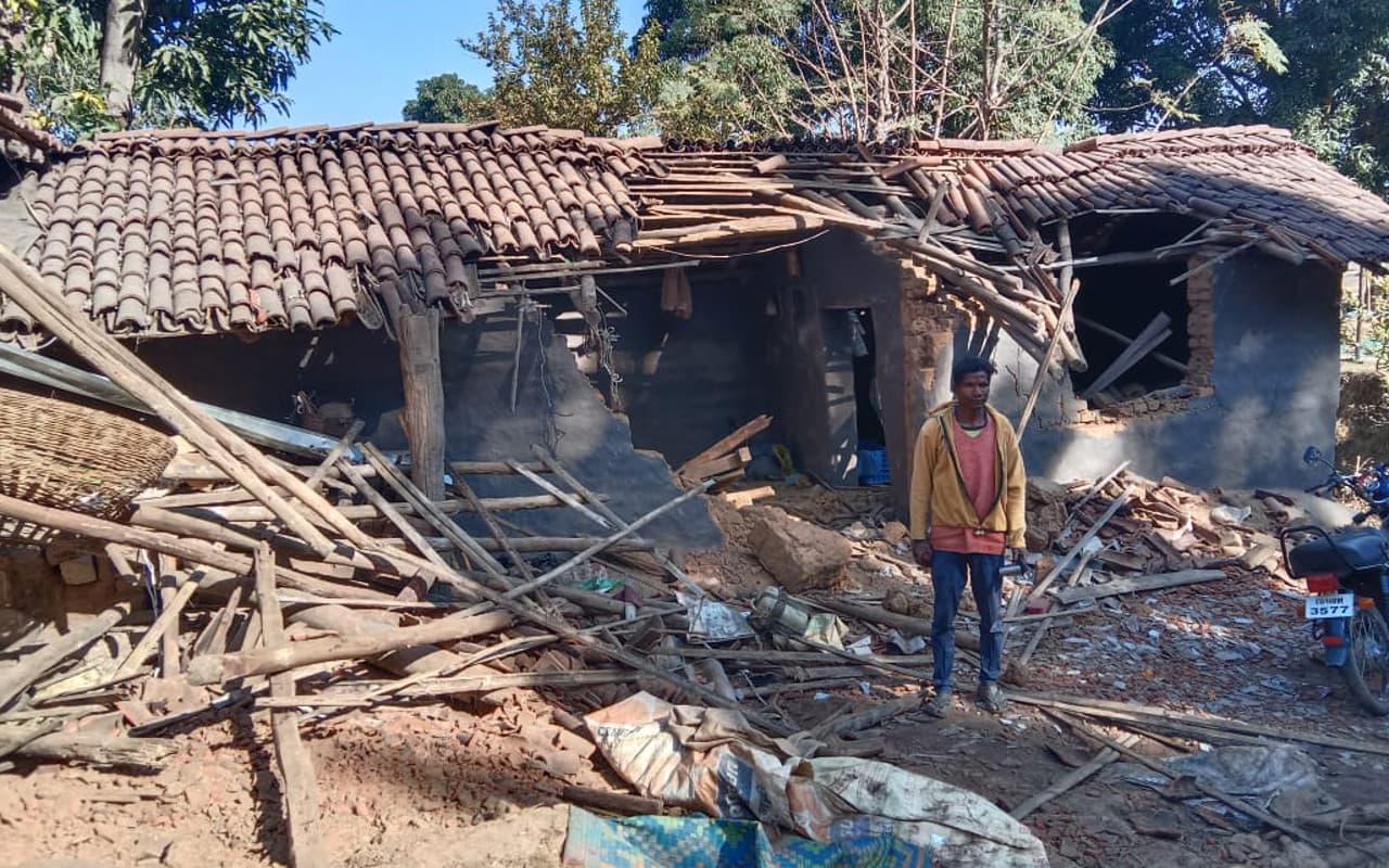 Jharkhand News: गुमला के रायडीह में 20 हाथियों का झुंड मचा रहा उत्पात, फसलों को रौंदा, कई घरों को तोड़ा