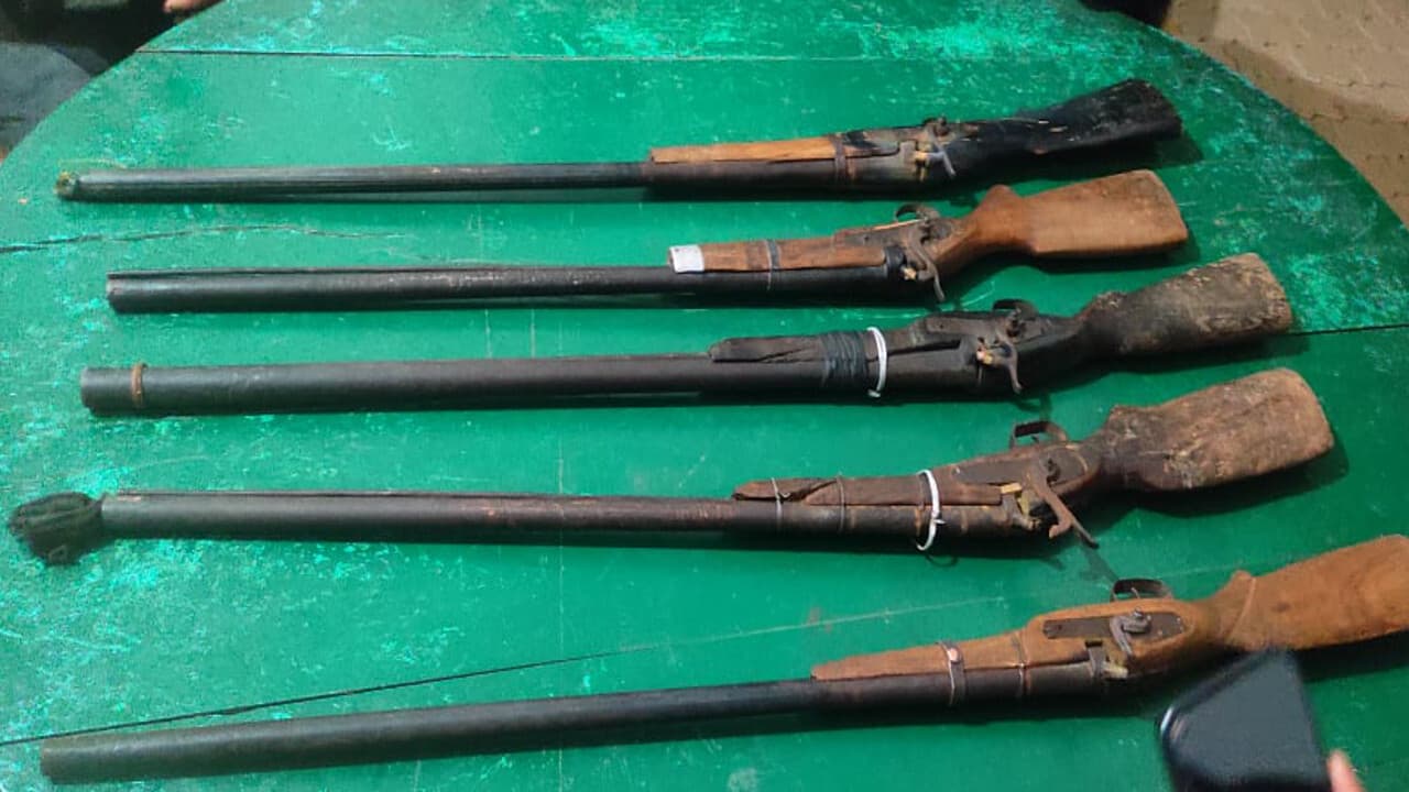 भोजपुर में हथियारों के 2100 लाइसेंस हो सकते हैं रद्द, डीएम ने दिये 15 तक सत्यापन कराने के निर्देश