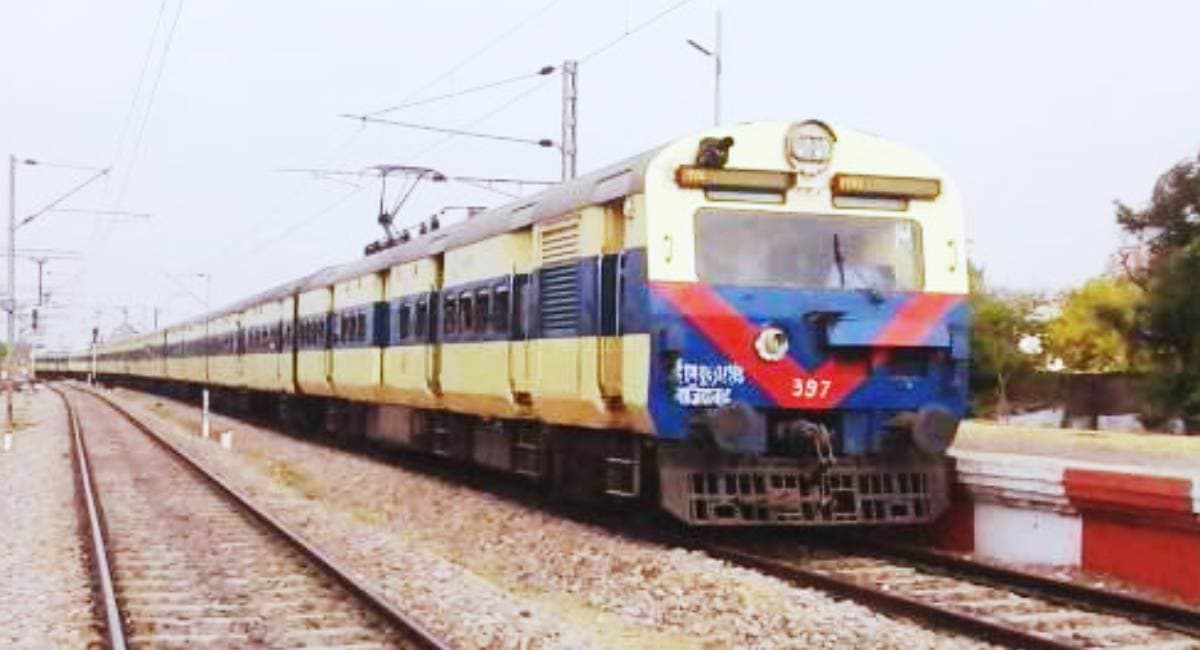Viral Video: ट्रेन की चपेट में आने से बाल-बाल बची महिला, आरपीएफ जवान ने ऐसे बचाई जान, देखें वीडियो