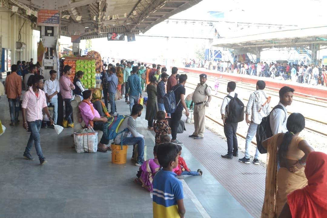 Varanasi News: चलती ट्रेन पर चढ़ने की कोशिश में महिला का फिसला पैर, रेलवे कर्मचारियों ने ऐसे बचाई जान