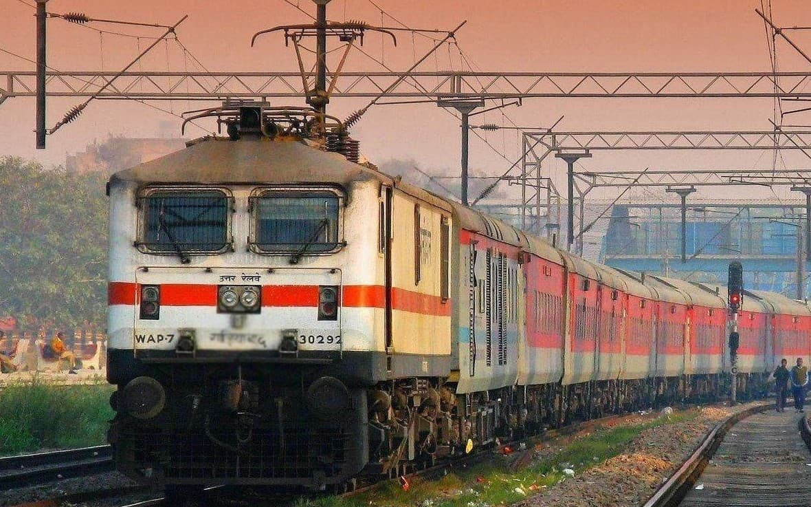 आसनसोल-बर्दवान-हावड़ा के बीच ट्रेनों का परिचालन बंद, यात्रियों को करना पड़ रहा है मुसीबतों का सामना