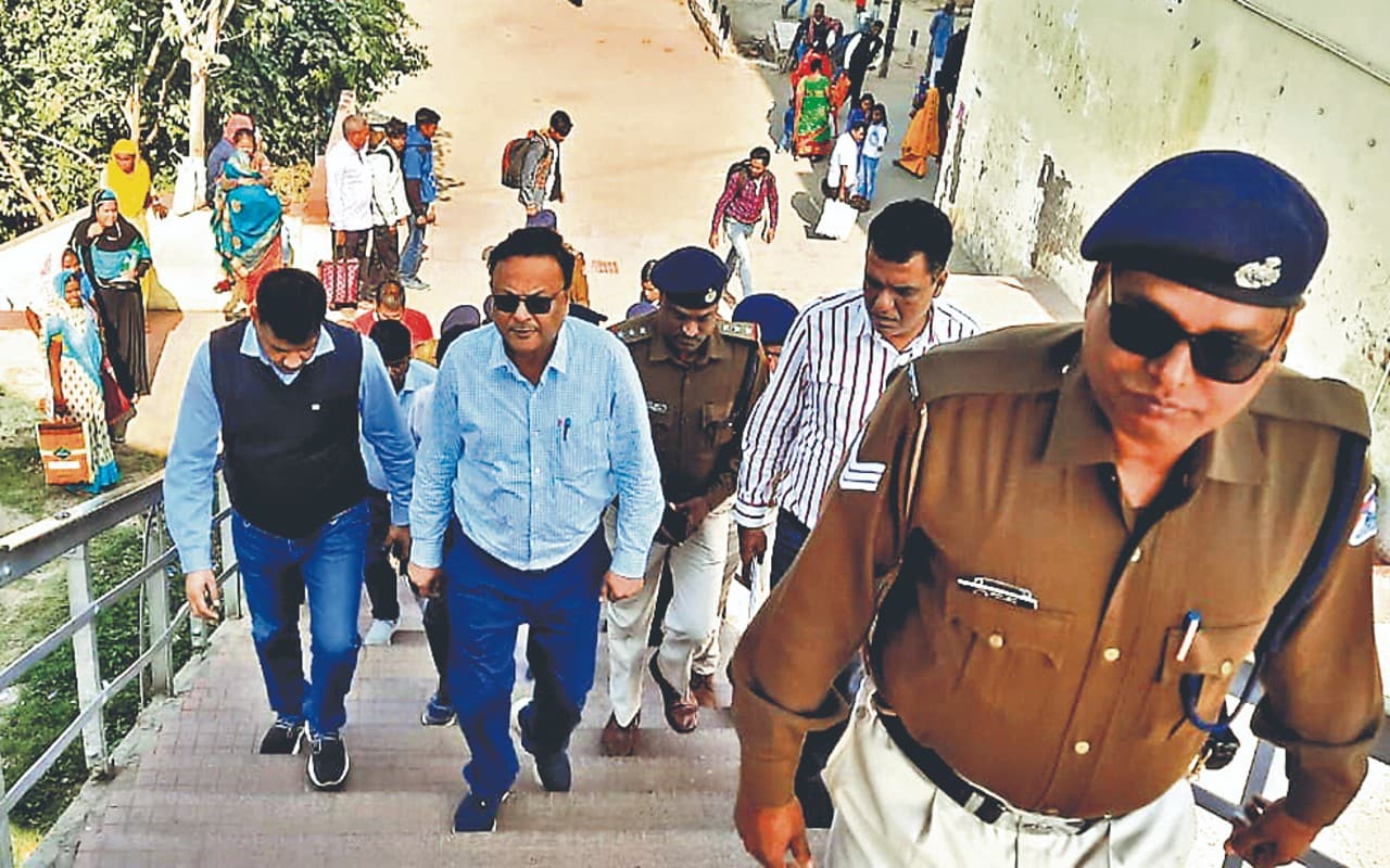 धनबाद-गया रुट पर 160 किमी प्रति घंटा की रफ्तार से दौड़ेगी ट्रेन, DRM ने किया निरीक्षण