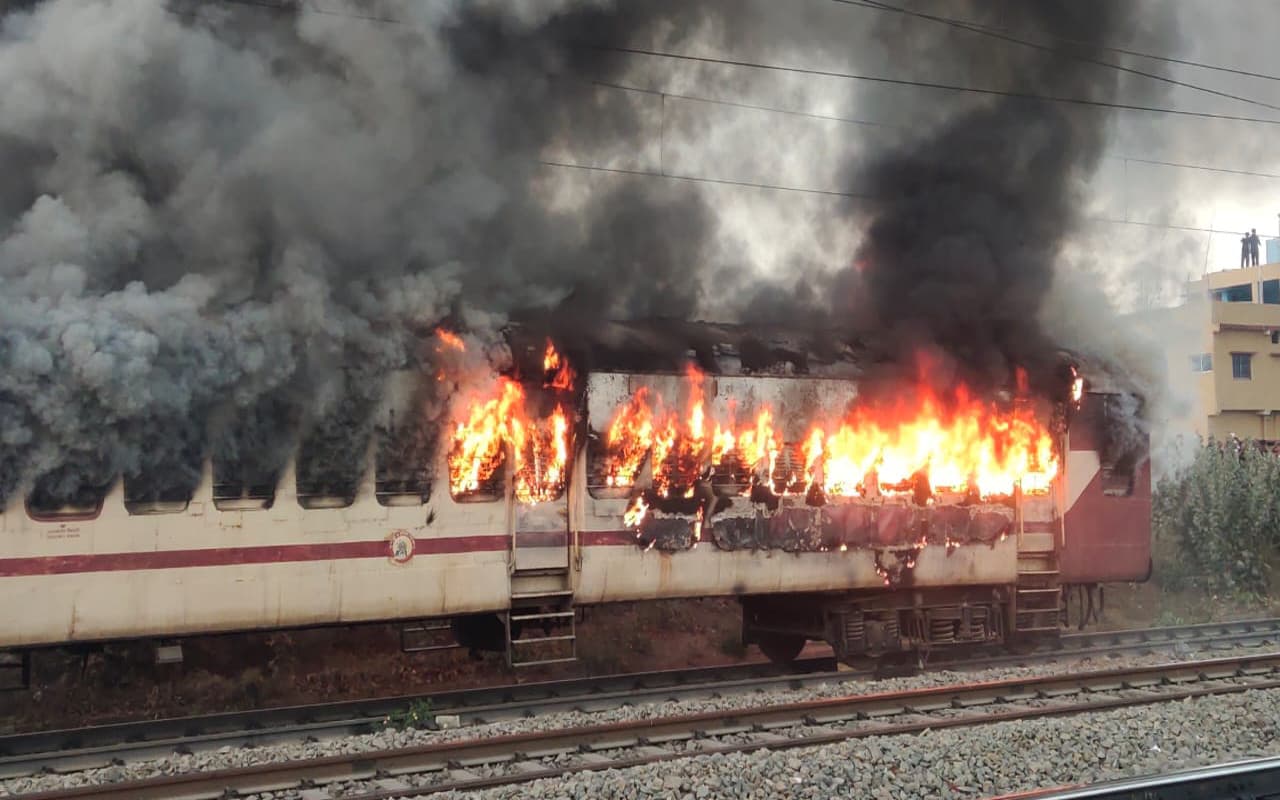 PHOTOS: साहिबगंज में धू-धू कर जली रेल बोगी, डेढ़ घंटे की मशक्कत के बाद काबू में आयी आग