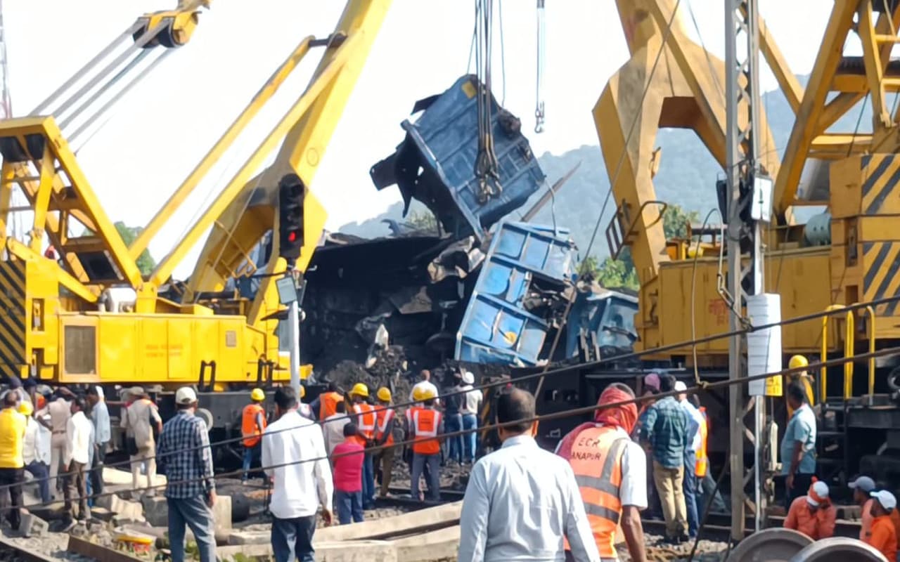 गुरपा मालगाड़ी हादसा : रेलवे लाइन बाधित होने से कोडरमा स्टेशन पर दिखा सन्नाटा, दूसरे दिन भी परिचालन ठप